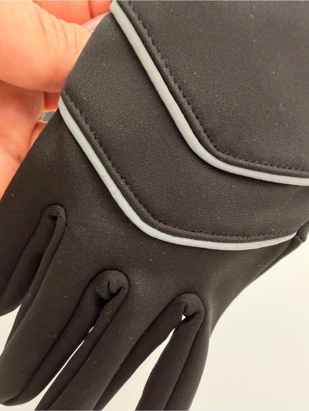 isotoner Women’s Black Performance Gloves Smart Touch Size : Small / Medium